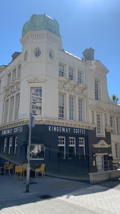 Lovely 4 Bedroom Home, Stones Throw From The Beach Hove Esterno foto