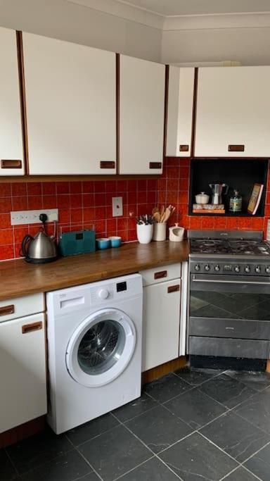 Lovely 4 Bedroom Home, Stones Throw From The Beach Hove Esterno foto